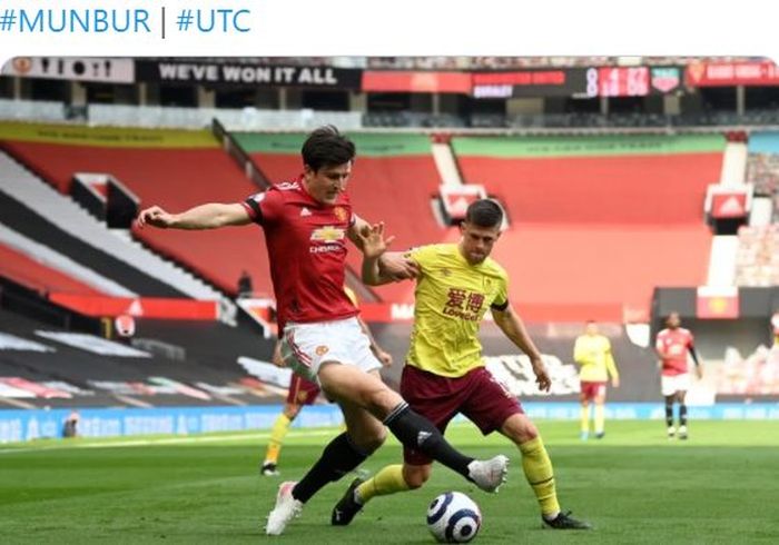 Bek Manchester United, Harry Maguire, beraksi dalam laga Liga Inggris kontra Burnley di Stadion Old Trafford, Minggu (18/4/2021).