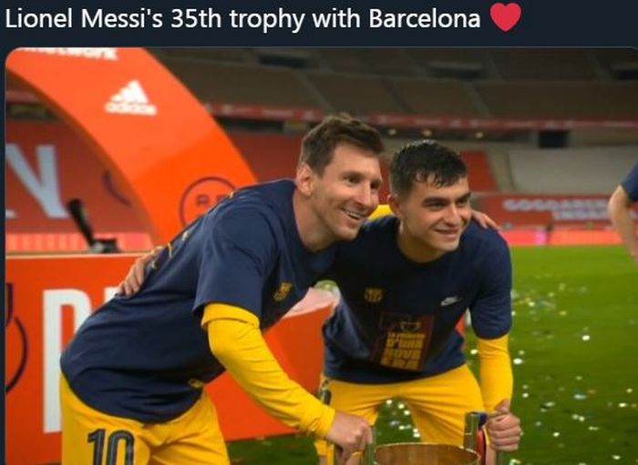 Lionel Messi berfoto dengan Pedri saat Barcelona meraih gelar Copa del Rey usai menekuk Athletic Bilbao di laga final, 17 April 2021.