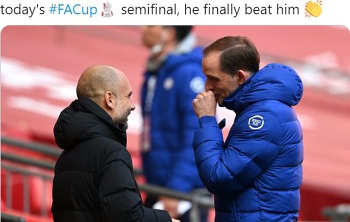 Pelatih Manchester City, Pep Guardiola, berbincang dengan pelatih Chelsea, Thomas Tuchel, dalam laga semifinal Piala FA di Stadion Wembley, Sabtu (17/4/2021).