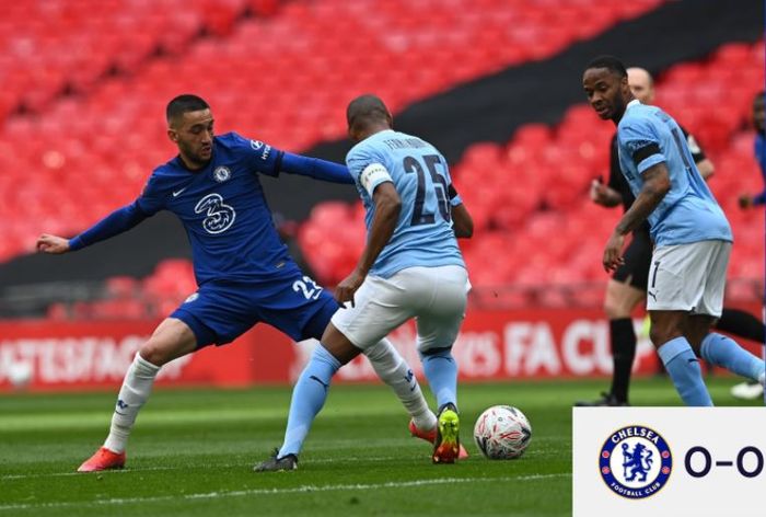 Dua pemain Manchester City, Fernandinho dan Raheem Sterling, mendapat penjagaan dari gelandang Chelsea, Hakim Ziyech, dalam laga semifinal Piala FA di Stadion Wembley, Sabtu (17/4/2021).