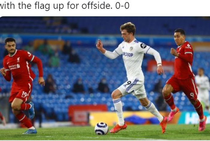 Striker Leeds United, Patrick Bamford, menggiring bola dalam laga Liga Inggris kontra Liverpool di Stadion Elland Road, Senin (19/4/2021).