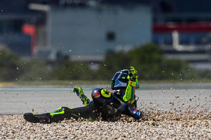 Pembalap Monster Energy Yamaha, Valentino Rossi, terjatuh pada balapan MotoGP Portugal di Sirkuit Algarve, Portimao, Minggu (18/4/2021).