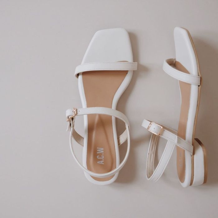 Rekomendasi heels warna putih : Emily White oleh By ACW