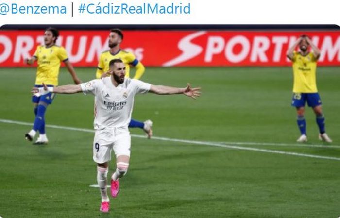 Striker Real Madrid, Karim Benzema, merayakan gol yang dicetak ke gawang Cadiz dalam laga Liga Spanyol di Stadion Ramon de Carranza, Rabu (21/4/2021).