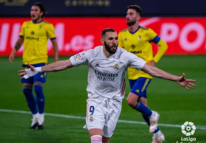 Striker Real Madrid, Karim Benzema, merayakan gol yang dicetak ke gawang Cadiz dalam laga Liga Spanyol di Stadion Ramon de Carranza, Rabu (21/4/2021).