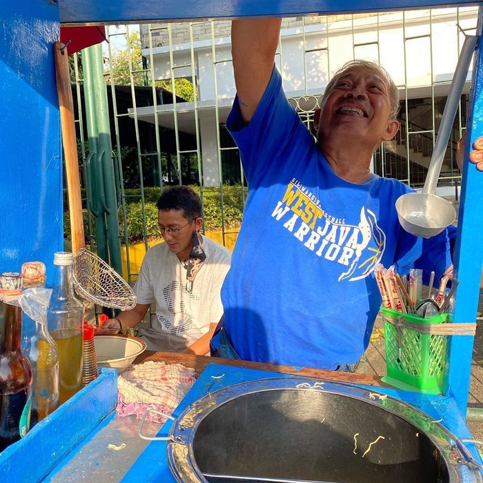 Sandiaga Uno saat makan mie ayam gerobak.