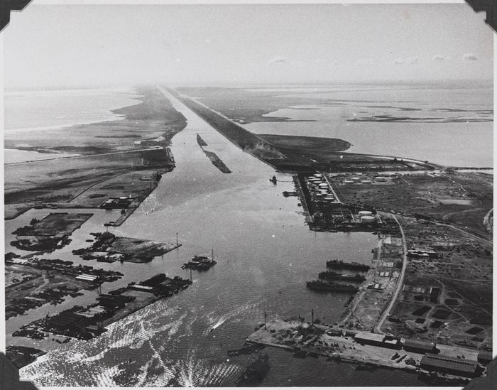 Terusan Suez selama krisis tahun 1956.