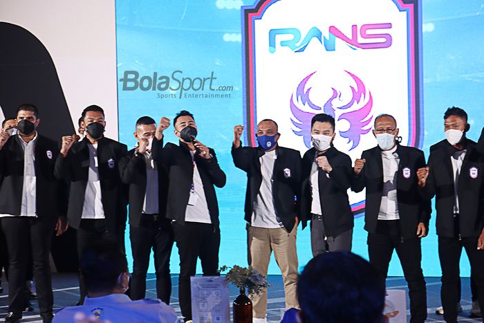 Hamka Hamzah, Raffi Ahmad, Yudhi Aprianto, Rudy Salim, Bambang Nurdiansyah, beserta jajaran RANS Cilegon FC lainnya sedang melakukan peluncuran tim di Jiexpo Kemayoran, Jakarta, 23 April 2021.