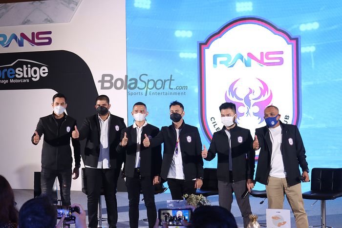 Darius Sinathrya, Raffi Ahmad, Rudy Salim, Yudhi Apriyanto, beserta jajaran RANS Cilegon FC lainnya tengah dalam acara peluncuran timnya di Jiexpo Kemayoran, Jakarta, 23 April 2021.