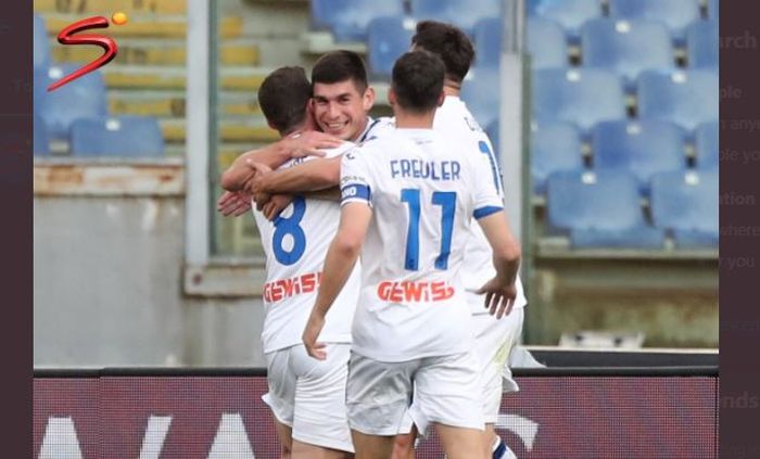 Ruslan Malinovsky merayakan gol bersama rekannya dalam laga Atalanta di kandang AS Roma pada lanjutan Liga Italia, 22 April 2021.