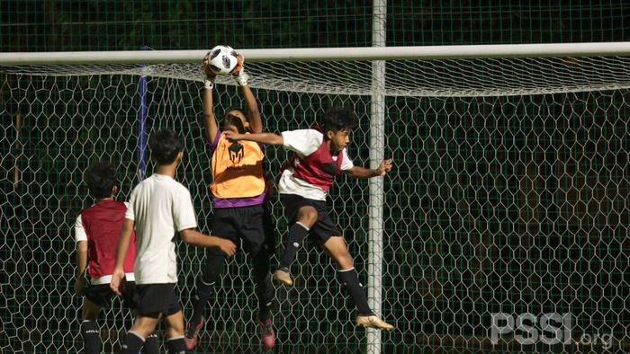 Suasana seleksi pemain timnas U-16 Indonesia di Lapangan D, Kompleks Gelora Bung Karno, Senayan, Jakarta, Jumat (23/4/2021).