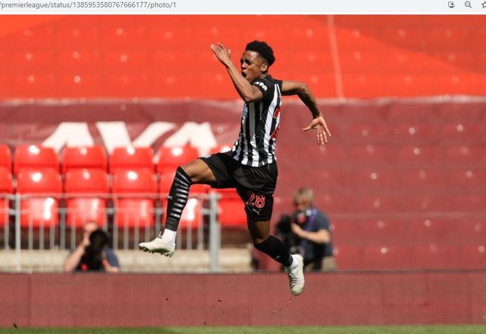 Gelandang Newcastle United, Joseph Willock, merayakan golnya ke gawang Liverpool pada pekan ke-33 Liga Inggris 2020-2021 di Stadion Anfield, Sabtu (24/4/2021).