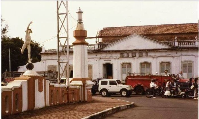 Societeit de Harmonie jelang pembongkaran pada 1985.