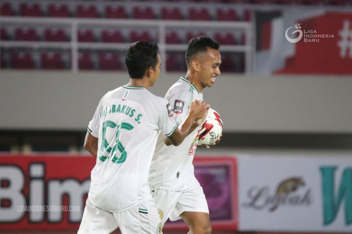 Winger PSS Sleman, Irfan Jaya, merayakan gol yang dicetak ke gawang mantan timnya PSM Makassar pada perebutan peringkat ketiga Piala Menpora 2021 di Stadion Manahan, Solo, Sabtu (24/4/2021).