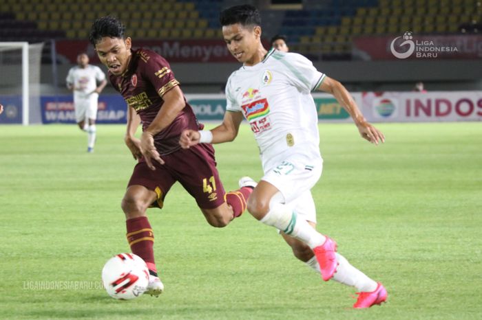 Winger PSS Sleman, Irkham Mila, mendapatkan kawalan ketat dari pemain PSM Makassar Muh Fahri pada perebutan peringkat ketiga Piala Menpora 2021 di Stadion Manahan, Solo, Sabtu (24/4/2021).