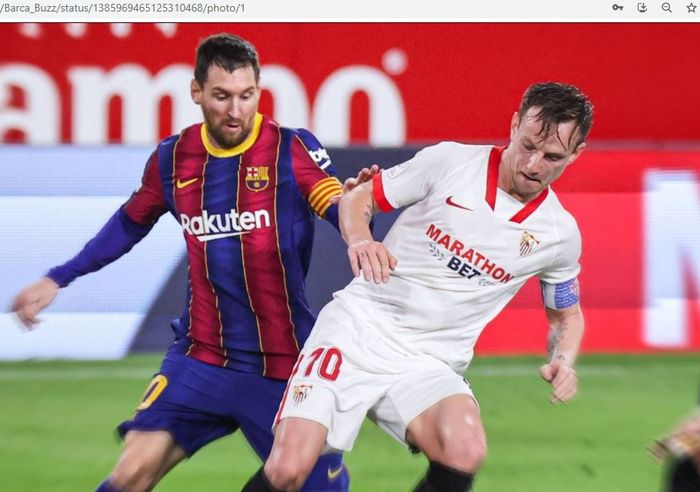 Gelandang Sevilla, Ivan Rakitic, tengah berebut dengan kapten Barcelona, Lionel Messi, dalam sebuah laga.