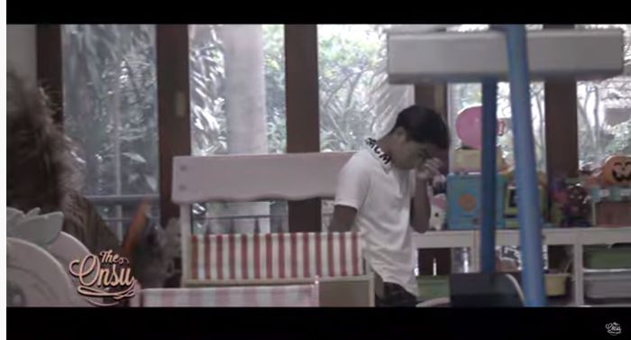 Betrand Peto menitikkan air mata di balik jendela rumah Ruben Onsu saat melihat kedatangan ayah ibunya