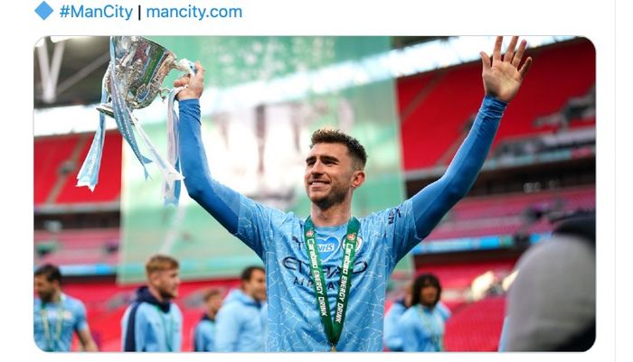 Bek Manchester City, Aymeric Laporte, mengangkat trofi pertama The Citizen pada musim 2020-2021, yakni trofi Carabao Cup alias Piala Liga Inggris.