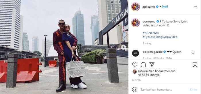 Agnez Mo mengunggah foto bersama seorang pria.