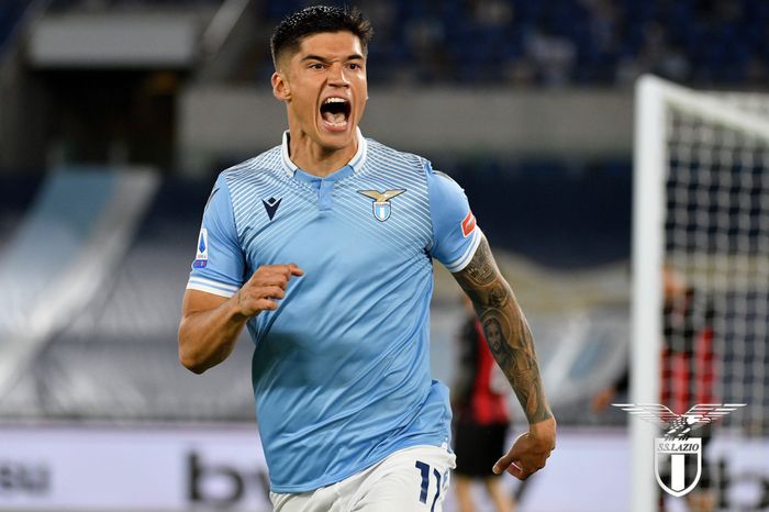 Joaquin Correa menjadi bintang kemenangan Lazio dengan mencetak brace ke gawang AC Milan, 26 April 2021.