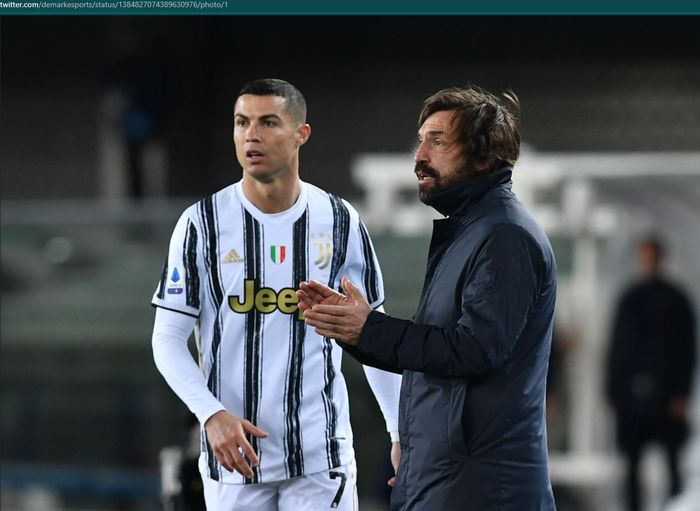 Momen Andrea Pirlo memberikan instruksi kepada para pemain Juventus di samping Cristiano Ronaldo.