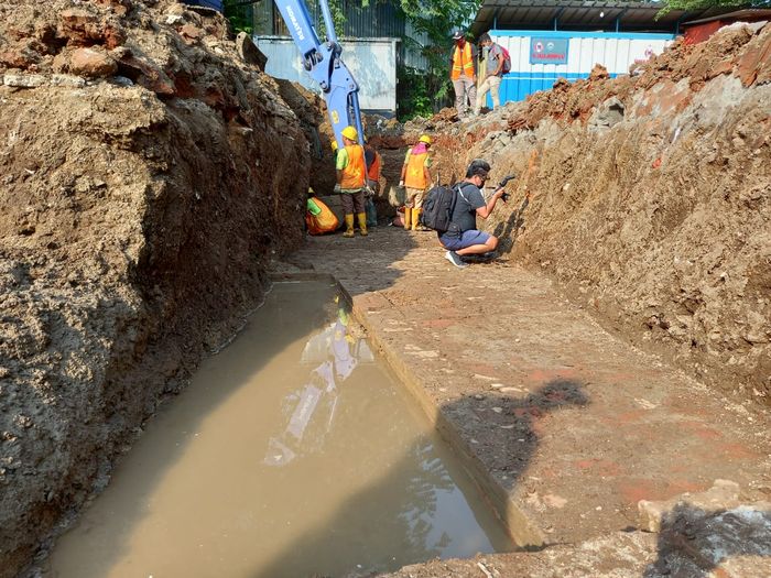 Para pekerja dan peneliti di struktur Bastion Saphier, kubu timur laut Kastel Batavia. Struktur ini berada di kedalaman sekitar 1,5 meter.