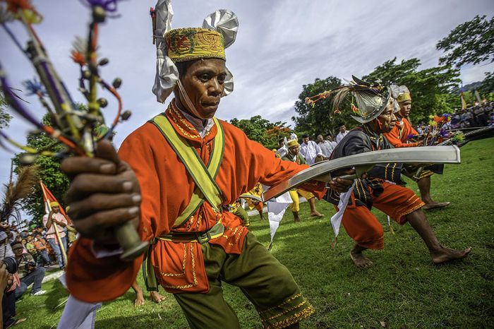 Tarian Cakalele dari Lonthoir yang disakralkan, dari kostum penarinya menunjukkan Banda menyerap berbagai kebudayaan.