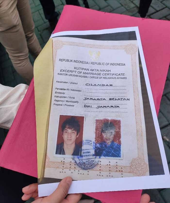 Pihak Aska Ongi memperlihatkan kutipan akta nikah pernikahan Aliff Alli dengan wanita bernama Nuning Irpana.