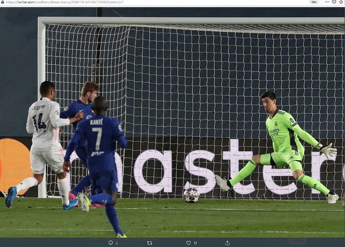 Aksi kiper Real Madrid, THibaut Courtois, saat menehan tembakan Timo Werner dalam duel kontra Chelsea di semifinal Liga Champions 2020-2021.