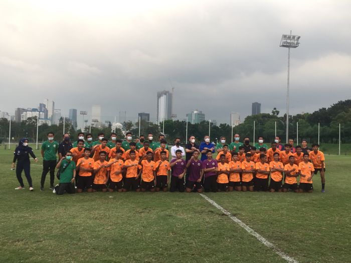 Ketua Umum PSSI, Mochamad Iriawan, Pelatih Timnas U-16 Indonesia Bima Saktu, dan para pemain seleksi Timnas U-16 Indonesia di Lapangan D, Kawasan Gelora Bung Karno (GBK), Senayan, Jakarta Pusat, Kamis (29/4/2021).