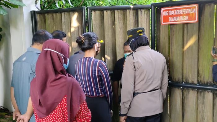 Tsania Marwa bersama Pengadilan Agama Cibinong dan kepolisian datangi kediaman Atalarik Syach di kawasan Cibinong, Jawa Barat, Kamis (29/4/2021).
