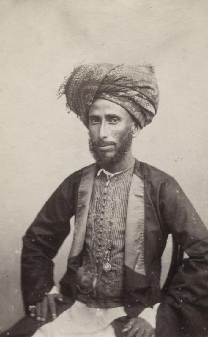 Seorang warga Arab yang telah berhaji, mungkin di Batavia. Foto oleh Woodbury & Page sekitar 1867.