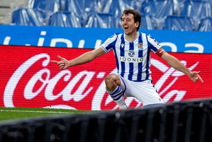 Penyerang andalan sekaligus kapten Real Sociedad, Mikel Oyarzabal, saat beraksi merayakan gol.