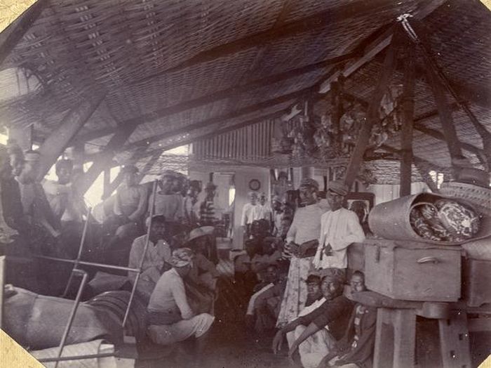 Para buruh di Sumatra sedang berkumpul sekitar 1898-1903
