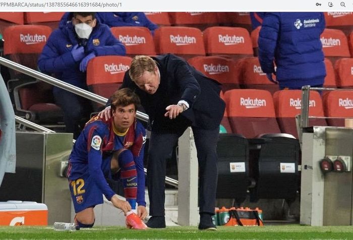 Ronald Koeman dan Riqui Puig saat berada di pinggir lapangan dalam sebuah laga yang dilakoni Barcelona.