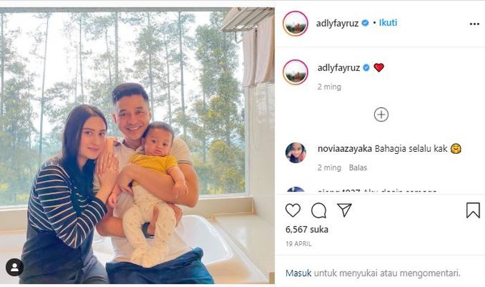 Adly Fairuz dan Angbeen Rishi terlihat rajin membagikan potret kemesraan mereka. 