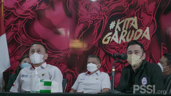 Pemilik Rans Cilegon FC, Raffi Ahmad, mengunjungi berdiskusi dengan Ketum PSSI Mochamad Iriawan beserta jajaran di kantor PSSI, Senayan, Jakarta, pada 3 Mei 2021.