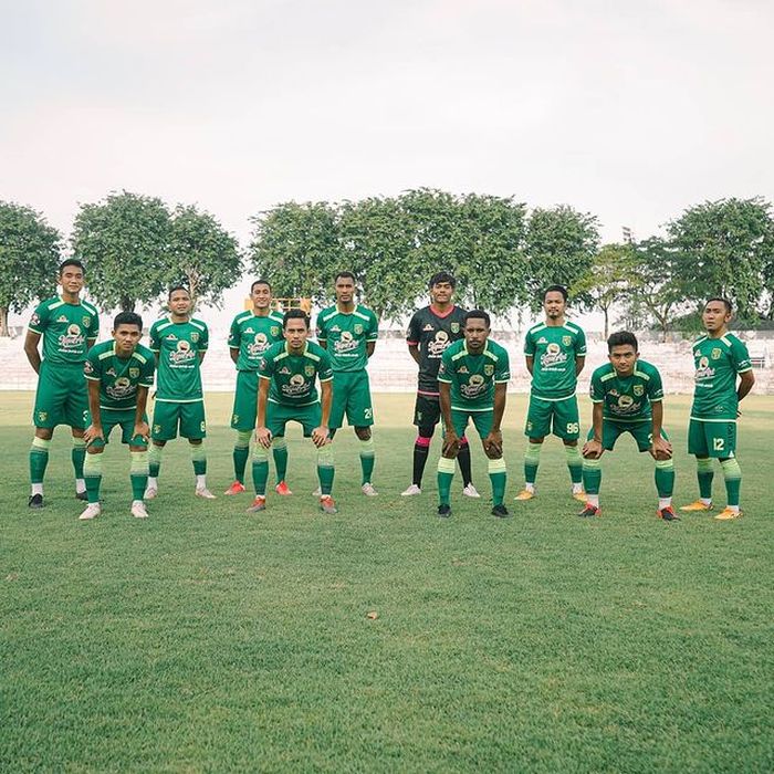 Skuad Persebaya Surabaya saat menghadapi Putra Jombang pada laga uji coba, di Stadion 10 November, Surabaya, Selasa (4/5/2021).