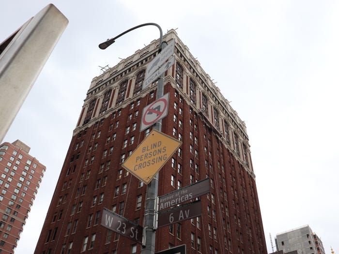 Terletak di lingkungan Flatiron di Kota New York, Grand Lodge di New York yang luas berpadu dengan bangunan yang mengelilinginya.