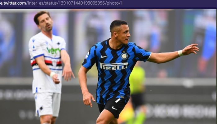 Striker Inter Milan,&nbsp;Alexis Sanchez, merayakan gol ke gawang Sampdoria dalam laga pekan ke-35 Liga Italia di Stadion Giuseppe Meazza, Sabtu (8/5/2021). 