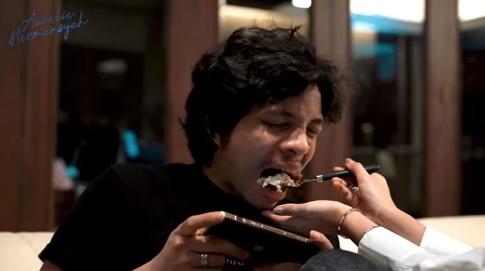 Dengan sangat telaten dan sabar, Aurel tak terbebani jika harus menyuapi Atta Halilintar