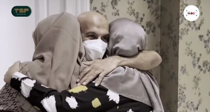 Mark Sungkar peluk Zaskia dan Shireen Sungkar pasca bebas dari penjara.