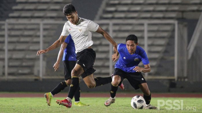Evan Dimas (kanan) dan M Rafli (kiri) sedang berebut bola dalam laga internal timnas Indonesia