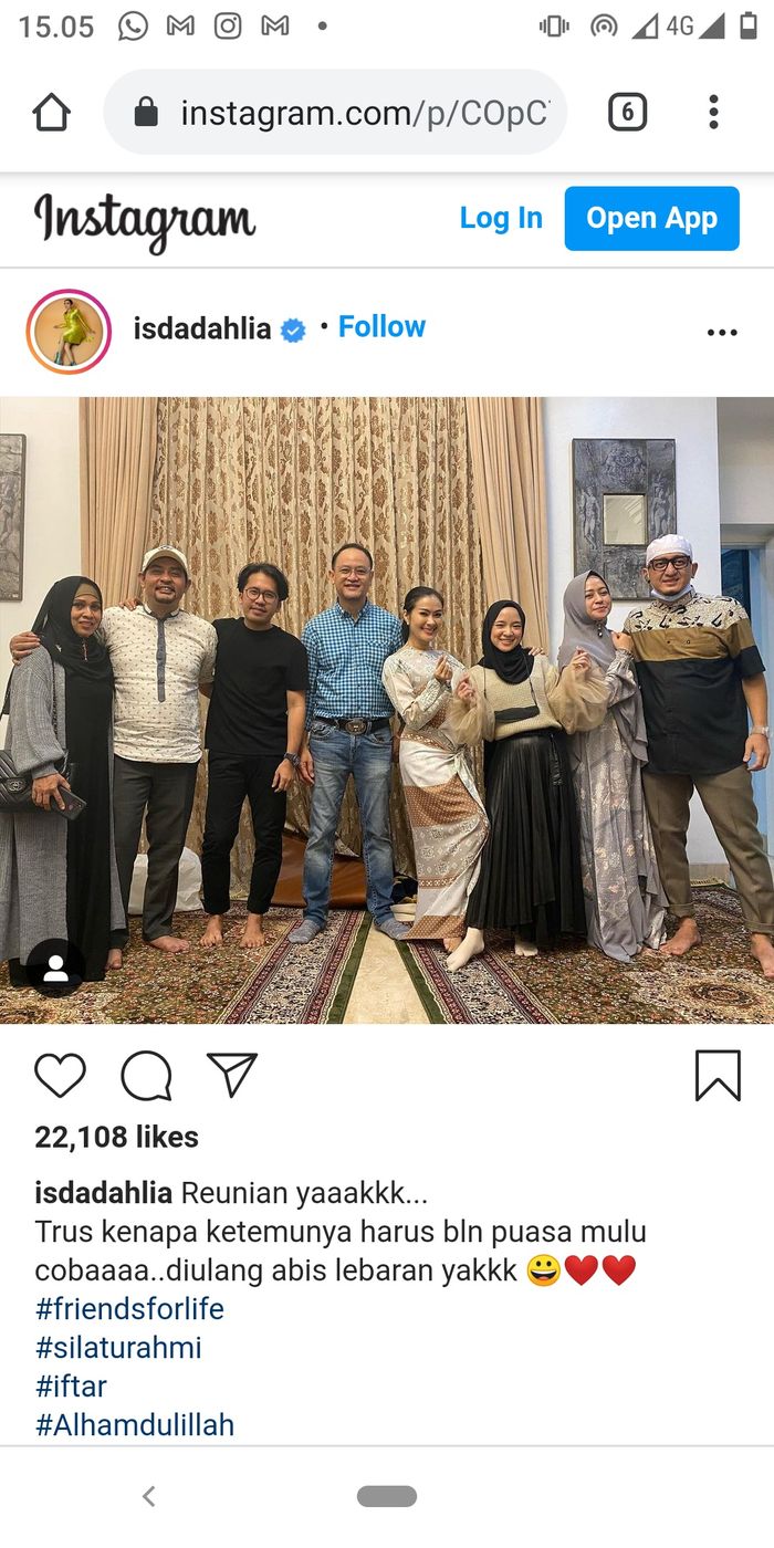 Iis Dahlia mengajak teman-temannya untuk berbuka puasa di kediamannya. 