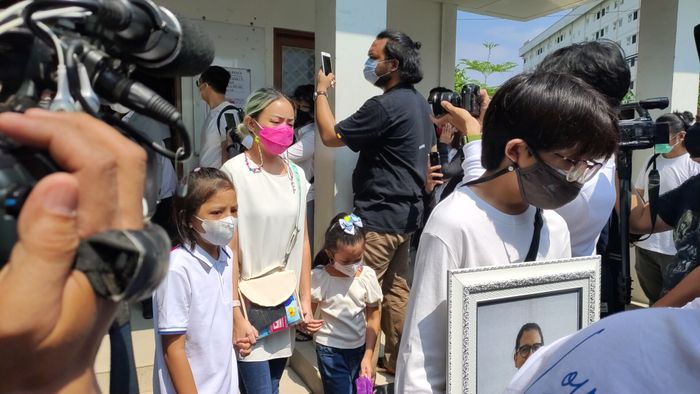 Di depan Anak pertama Raditya Oloan-Joanna Alexandra, Zuriel Paris membawa bingkai foto ayahnya. 