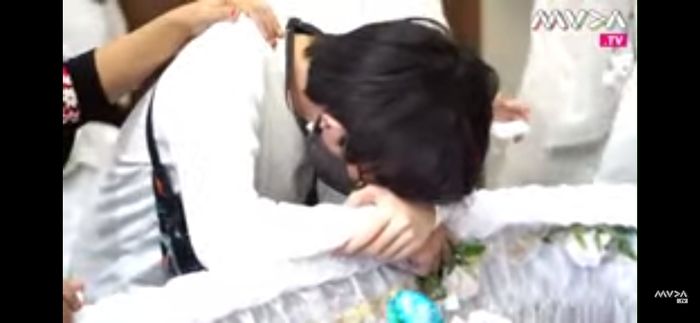 Anak pertama Almarhum Raditya Oloan dan Joanna Alexandra, Zuriel Paris di samping peti sang ayah.