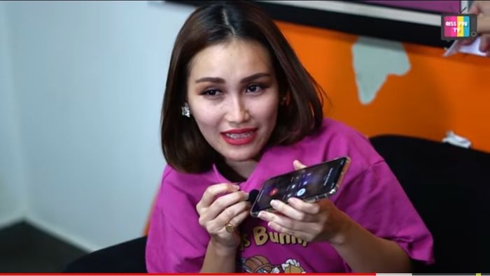 Ayu Ting Ting malah syok saat seniornya, Iis Dahlia, tak pikir panjang langsung transfer uang sebesar Rp 100 juta untuknya.  
