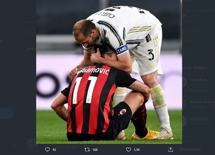 Giorgio Chiellini menghibur Zlatan Ibrahimovic yang alami cedera dalam duel Juventus vs AC Milan, 9 Mei 2021.