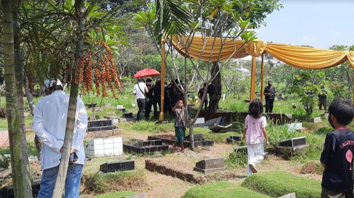 Suasana pemakaman Sapri di  TPU Ulujami, Selasa (11/5/2021).