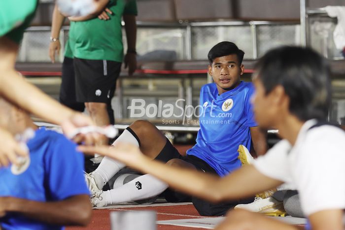 Irfan Jauhari tengah melakukan pemanasan dalam sesi latihan timnas Indonesia di Stadion Madya, Senayan, Jakarta, 11 Mei 2021.